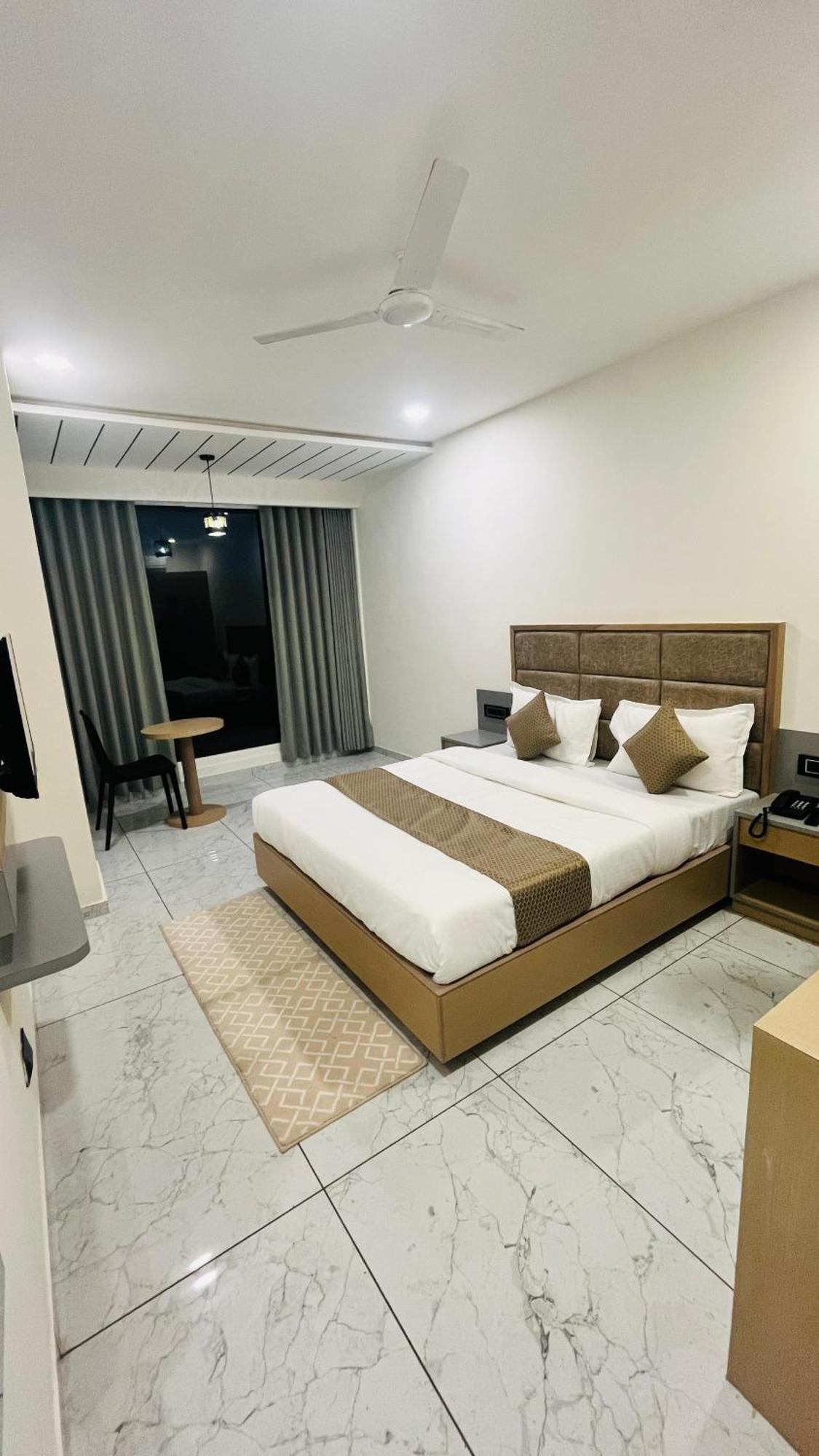Hotelmaple Tree 아흐메다바드 외부 사진